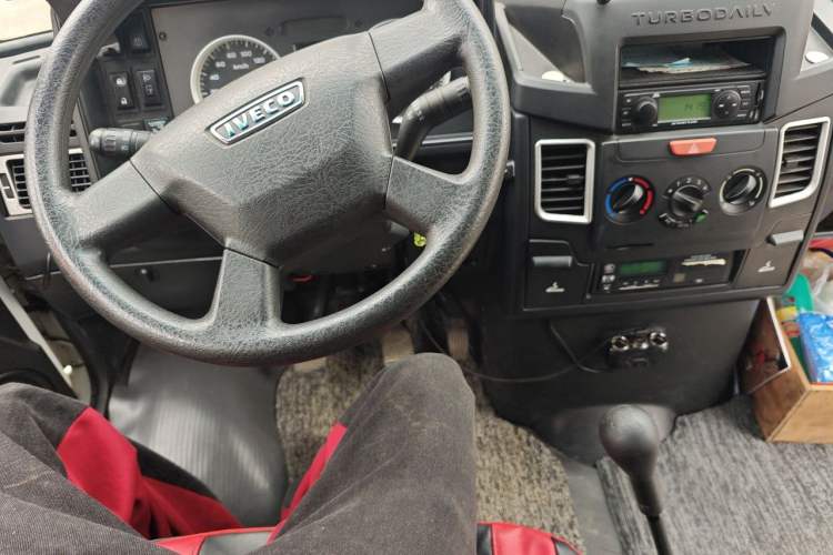 Used Iveco Daily 2020 2.8T A40 Bus Dual Tires Mid-Roof Design 10–17 Seats China V Emission Standard Audio And AC Panel