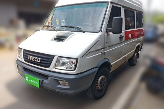Used Iveco Daily 2020 2.5T A35 Passenger Van Single-Tire Mid-Roof Design 5-9 Seats with Sliding Side Door Meeting China V Emission Standards