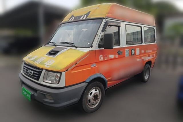 Used Iveco Daily 2020 2.5T A35 Passenger Van with Dual Tires Mid-Roof Design 5-9 Seater Side-Sliding Door Euro VI Standard