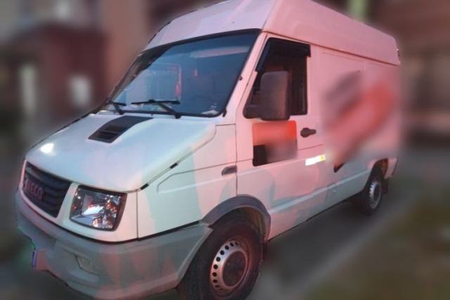 Used Iveco Daily 2020 2.8T V35 Box Truck with Dual Tires Mid-Roof Design 3 Seats Emission Standard China V