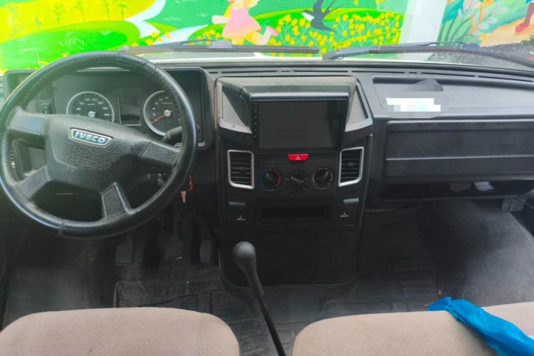 Used Iveco Daily 2020 2.5T A35 Passenger Van Single-Tire Mid-Roof Design 5-9 Seats with Sliding Side Door Meeting China V Emission Standards Center Console