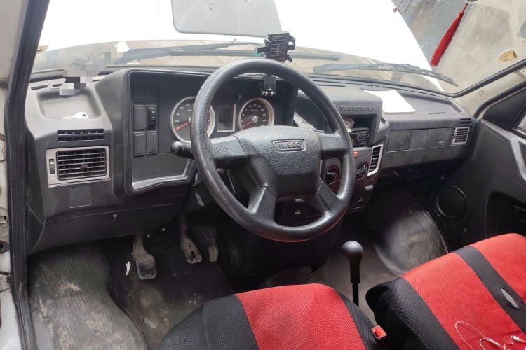 Used Iveco Daily 2020 2.8T V35 Box Truck with Dual Tires Mid-Roof Design 3 Seats Emission Standard China V Center Console