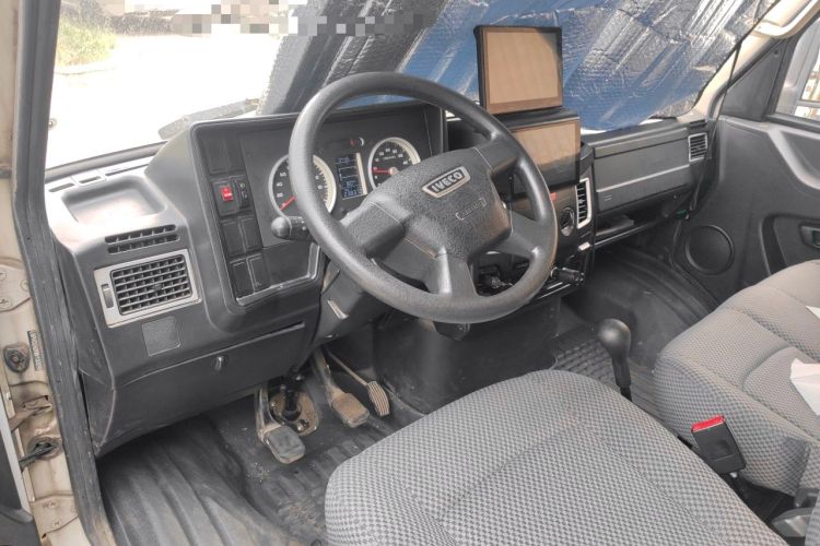 Used Iveco Daily 2020 2.5T A35 Passenger Van with Dual Tires Mid-Roof Design 5-9 Seater China V Emission Standard Center Console