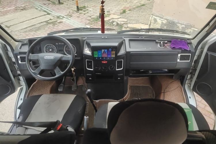 Used Iveco Daily 2020 2.5T A35 Passenger Van Dual Tires Mid-Roof Design 5-9 Seats China VI Standard Center Console