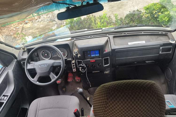 Used Iveco Daily 2020 2.5T A35 Passenger Van with Dual Tires Mid-Roof Design 5-9 Seater Side-Sliding Door China V Emission Standard Center Console