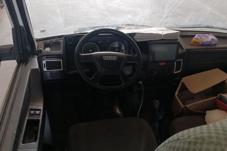Used Iveco Daily 2020 2.5T A40 Passenger Van with Dual Tires Mid-Roof Design 5-9 Seats Euro V Emission Standard Center Console