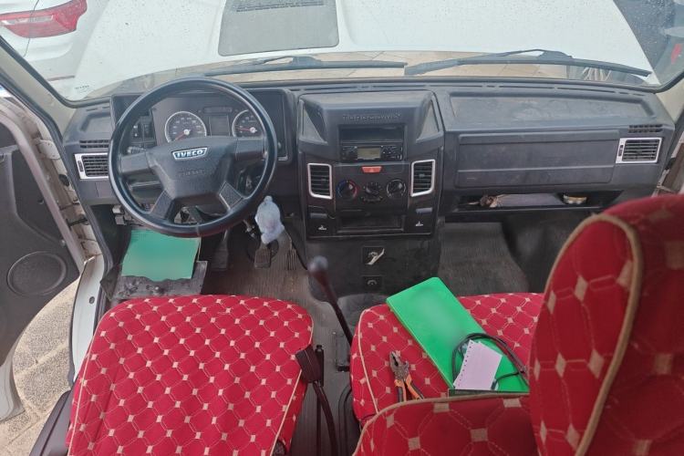 Used Iveco Daily 2020 2.5T A35 Passenger Van Single-Tire Mid-Roof Design 5-9 Seater with Sliding Side Door Meeting China VI Emission Standards Center Console