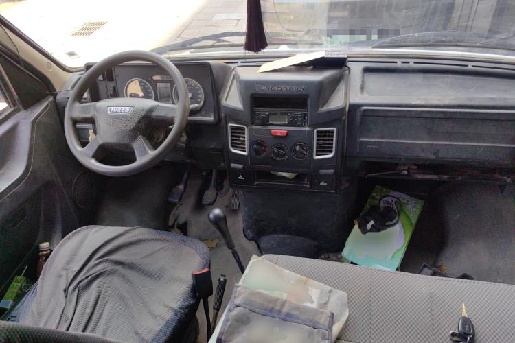 Used Iveco Daily 2020 2.5T A35 Passenger Van Single-Tire Mid-Roof Design 5-9 Seats China V Emission Standard Center Console