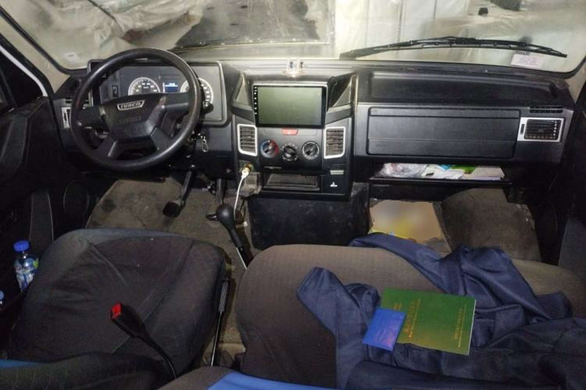 Used Iveco Daily 2020 2.5T A35 Passenger Van Single-Tire Mid-Roof Design 5-9 Seats China V Emission Standard Center Console