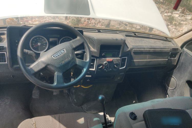 Used Iveco Daily 2020 2.5T A35 Passenger Van Single-Tire Mid-Roof Design 5-9 Seater with Sliding Side Door Meeting China VI Emission Standards Center Console