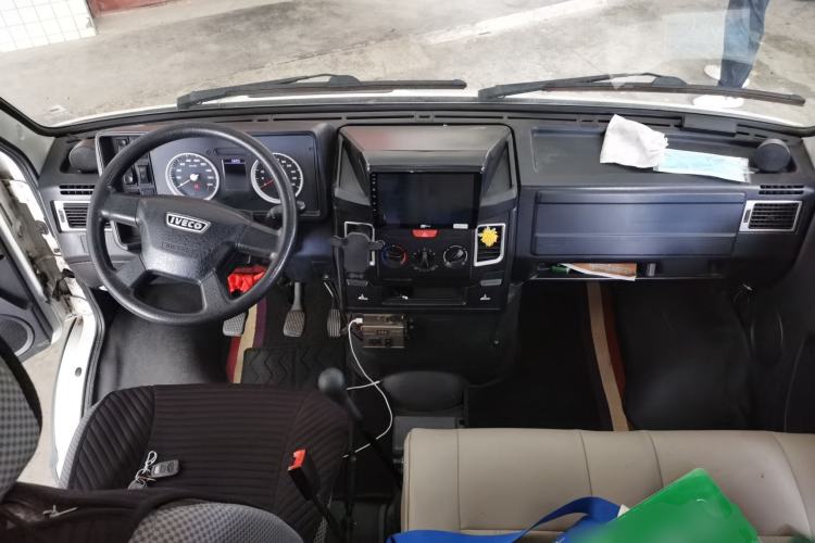 Used Iveco Daily 2020 2.5T A35 Passenger Van Single-Tire Mid-Roof Design 5-9 Seats China V Emission Standard Center Console