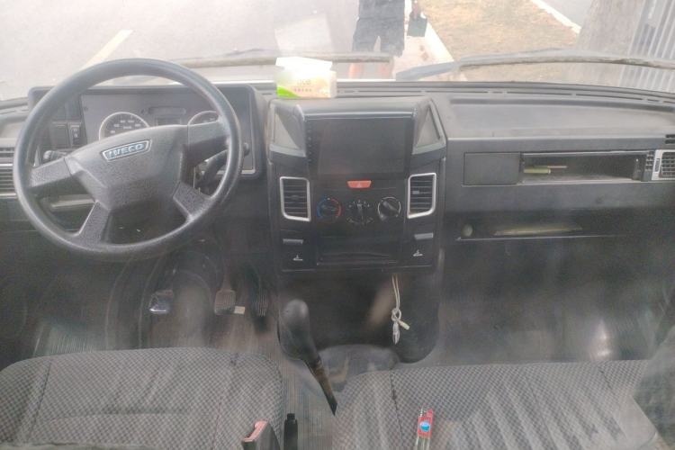 Used Iveco Daily 2020 2.8T V35 Box Truck with Dual Tires V35 Mid-Roof Design 3-Seater and Side-Sliding Door—China-V Standards Center Console