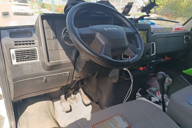 Used Iveco Daily 2020 2.8T V40 Cargo Van with Dual Tires Mid-Roof Design 3 Seats China V Emission Standard Center Console