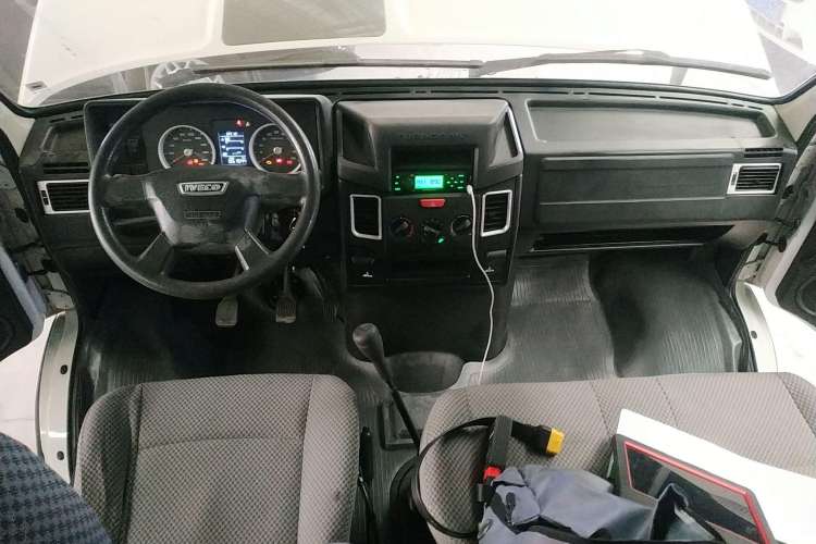 Used Iveco Daily 2020 2.5T A35 Passenger Van Single-Tire Mid-Roof Design 5-9 Seats China V Emission Standard Center Console