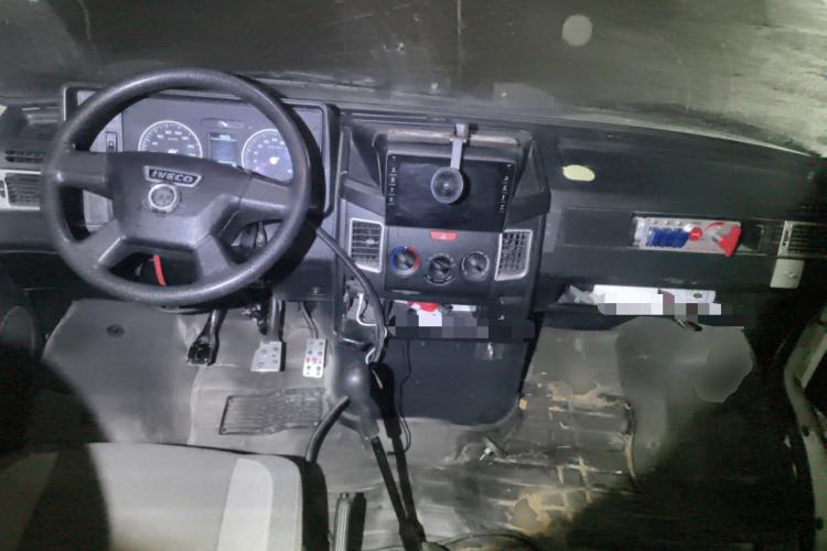 Used Iveco Daily 2020 2.5T A35 Passenger Van with Dual Tires Low Roof 5-9 Seats China V Emission Standard Center Console