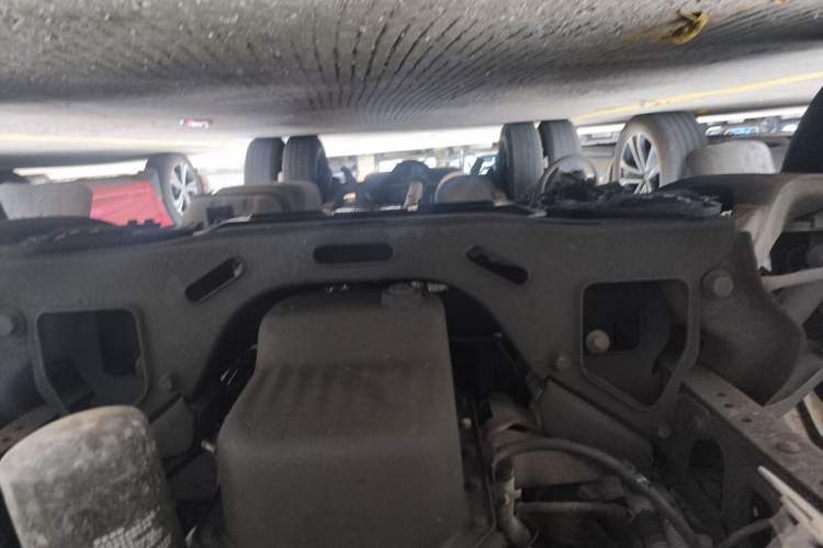 Used Iveco Daily 2020 2.5T A35 Passenger Van with Dual Tires Mid-Roof Design 5-9 Seater Side-Sliding Door China V Emission Standard Chassis Front