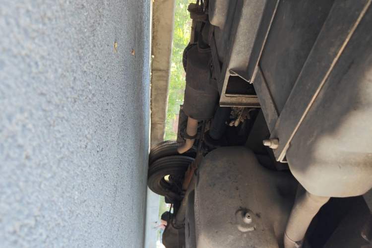 Used Iveco Daily 2020 2.8T V40 Cargo Van with Dual Tires Mid-Roof Design 3 Seats China VI Emission Standard Chassis Front Left