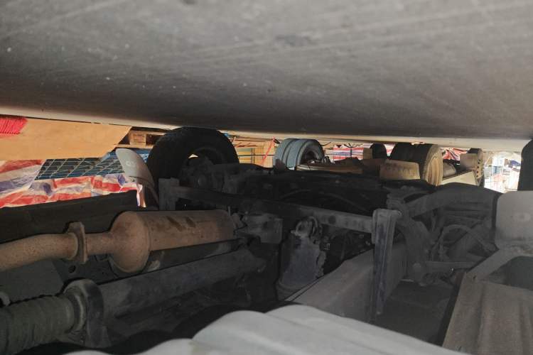 Used Iveco Daily 2020 2.5T A35 Passenger Van with Dual Tires Mid-Roof Design 5-9 Seater Side-Sliding Door China V Emission Standard Chassis Front Left