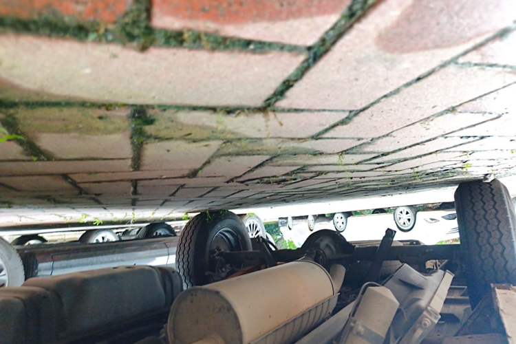 Used Iveco Daily 2020 2.5T A35 Passenger Van Single-Tire Mid-Roof Design 5-9 Seats with Sliding Side Door Meeting China V Emission Standards Chassis Front Right