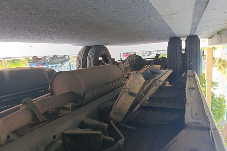 Used Iveco Daily 2020 2.8T V40 Cargo Van with Dual Tires Mid-Roof Design 3 Seats China V Emission Standard Chassis Front Right