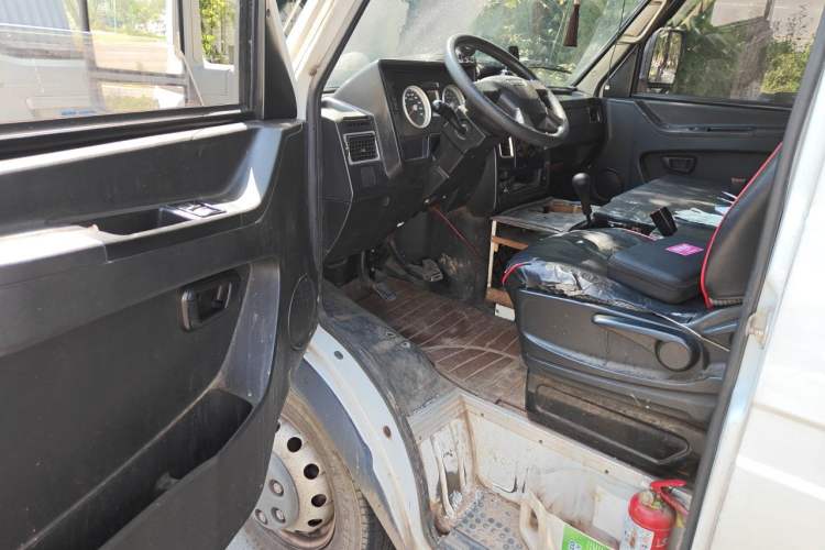 Used Iveco Daily 2020 2.8T V40 Cargo Van with Dual Tires Mid-Roof Design 3 Seats China VI Emission Standard Driver Seat