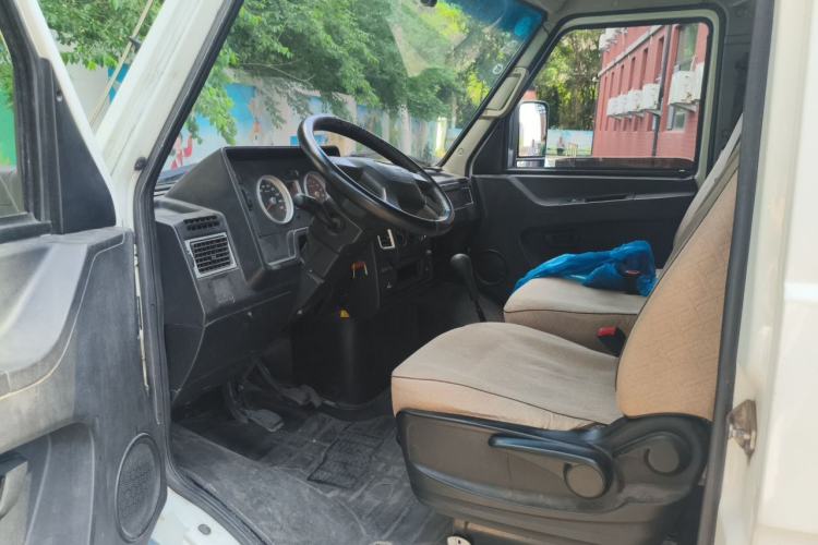 Used Iveco Daily 2020 2.5T A35 Passenger Van Single-Tire Mid-Roof Design 5-9 Seats with Sliding Side Door Meeting China V Emission Standards Driver Seat