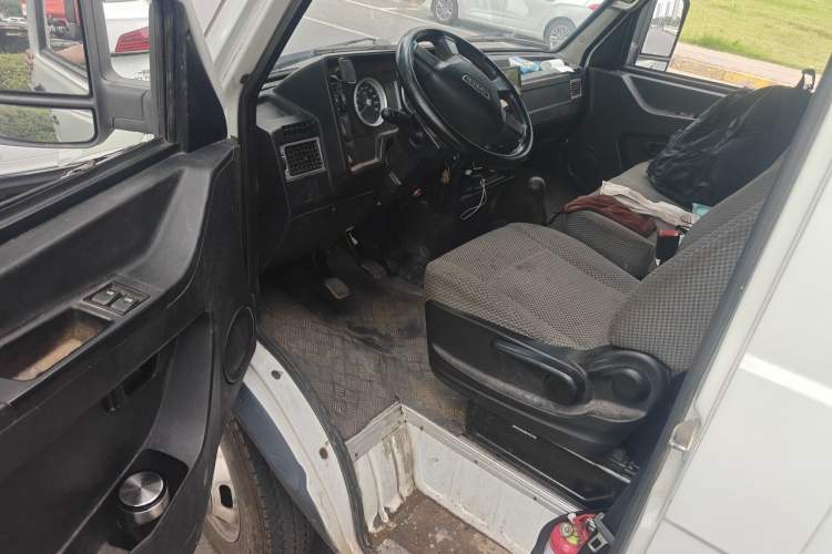 Used Iveco Daily 2020 2.5T A35 Passenger Van with Dual Tires Mid-Roof Design 5-9 Seater Side-Sliding Door Euro VI Standard Driver Seat