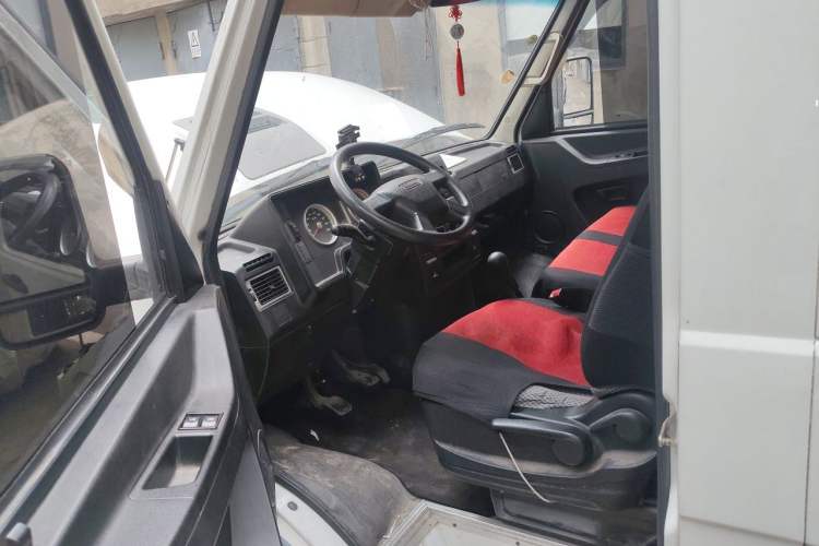 Used Iveco Daily 2020 2.8T V35 Box Truck with Dual Tires Mid-Roof Design 3 Seats Emission Standard China V Driver Seat