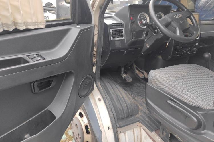 Used Iveco Daily 2020 2.5T A35 Passenger Van with Dual Tires Mid-Roof Design 5-9 Seater China V Emission Standard Driver Seat