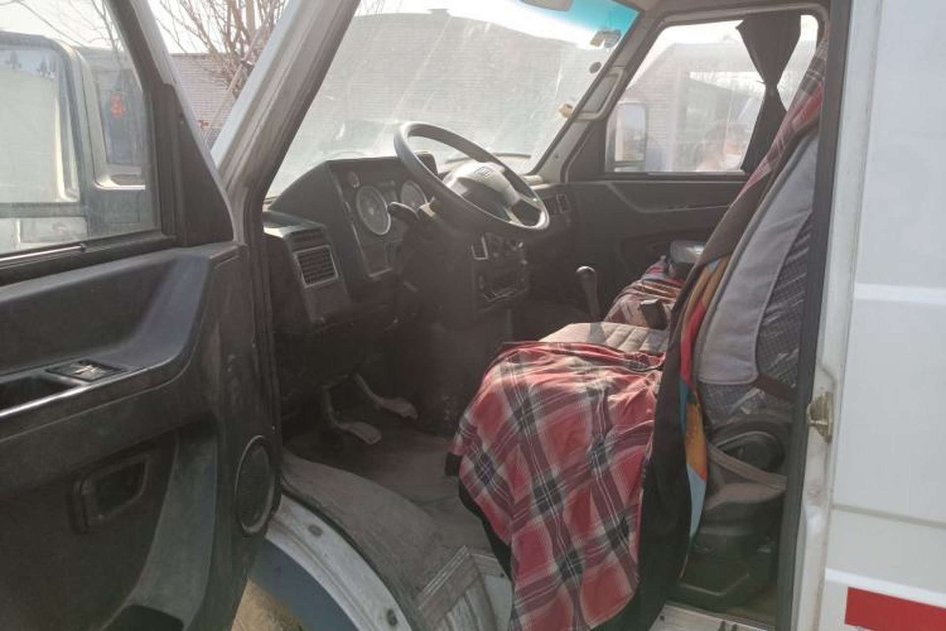 Used Iveco Daily 2020 2.8T V40 Cargo Van with Dual Tires Mid-Roof Design 3 Seats China V Emission Standard Driver Seat