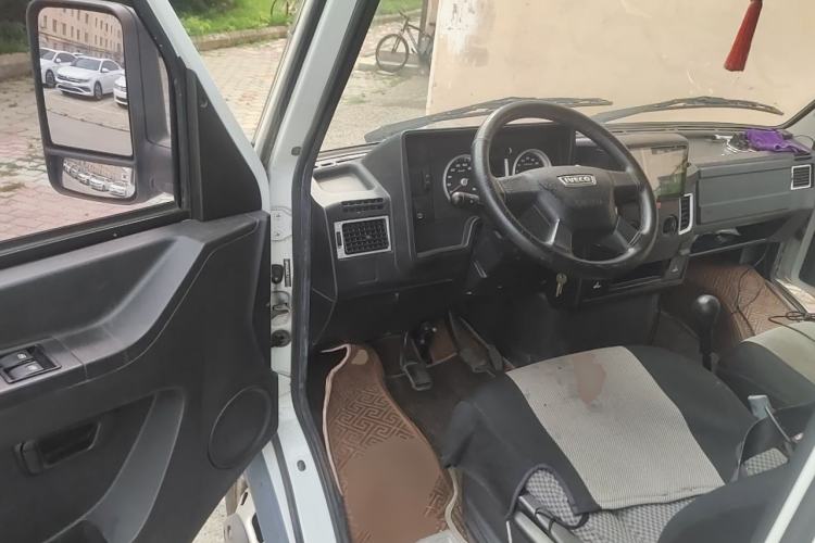 Used Iveco Daily 2020 2.5T A35 Passenger Van Dual Tires Mid-Roof Design 5-9 Seats China VI Standard Driver Seat