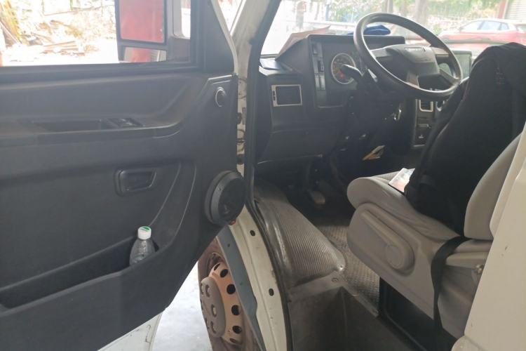 Used Iveco Daily 2020 2.5T A40 Passenger Van Dual Tires Mid-Roof Design 5-9 Seats China VI Emission Standard Driver Seat