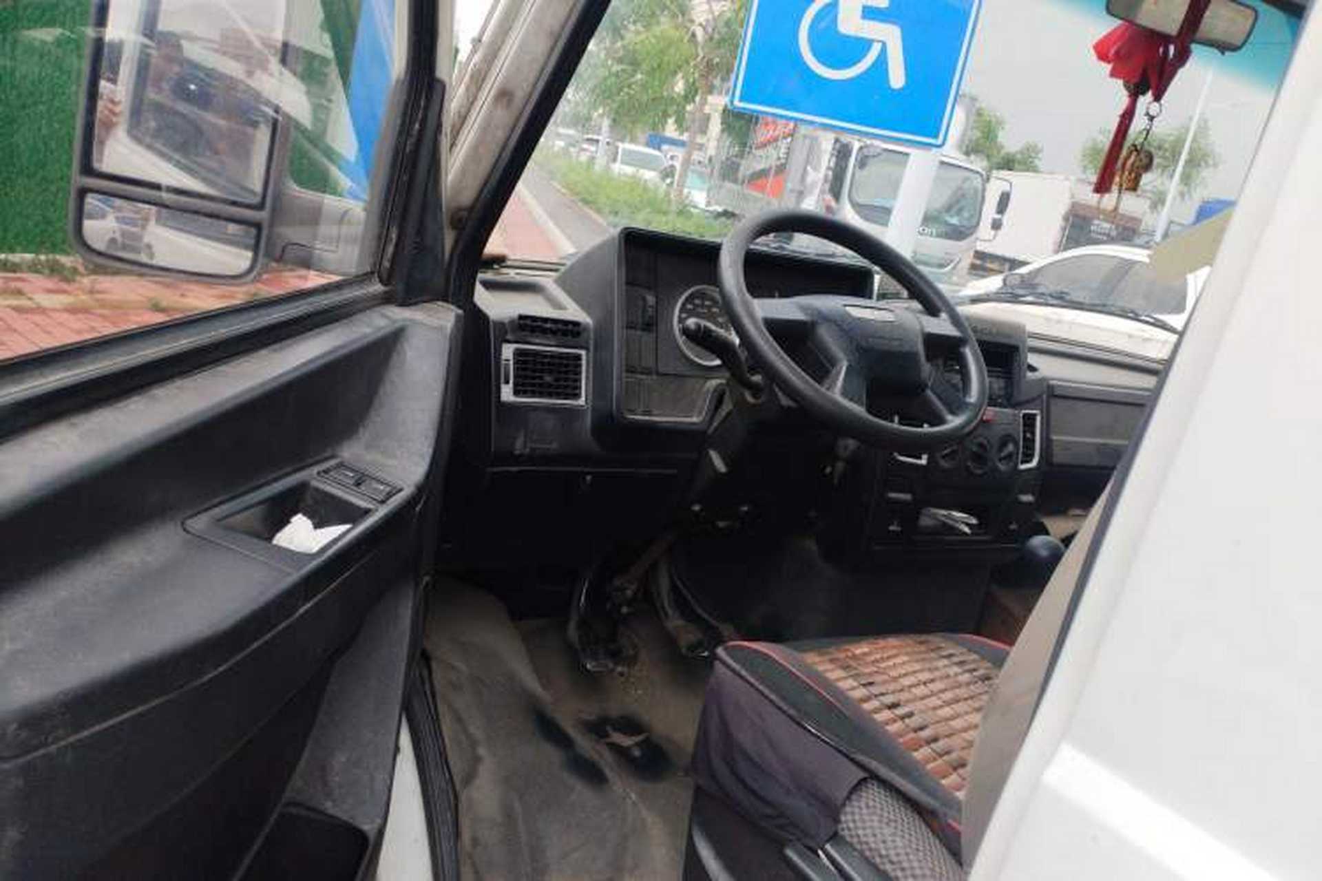 Used Iveco Daily 2020 2.5T A35 Passenger Van with Dual Tires Mid-Roof Design 5-9 Seater China V Emission Standard Driver Seat