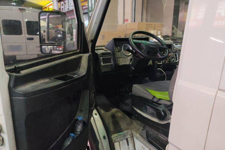Used Iveco Daily 2020 2.5T A35 Passenger Van with Dual Tires Mid-Roof Design 5-9 Seater China V Emission Standard Driver Seat