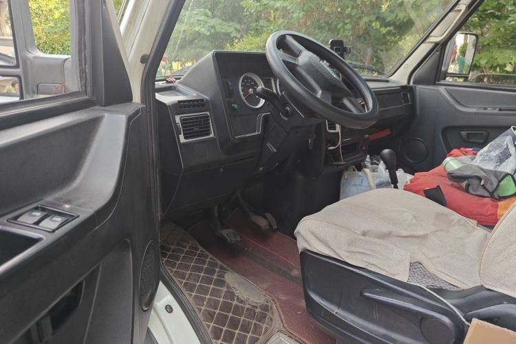 Used Iveco Daily 2020 2.5T A35 Passenger Van Single-Tire Mid-Roof Design 5-9 Seats with Sliding Side Door Meeting China V Emission Standards Driver Seat