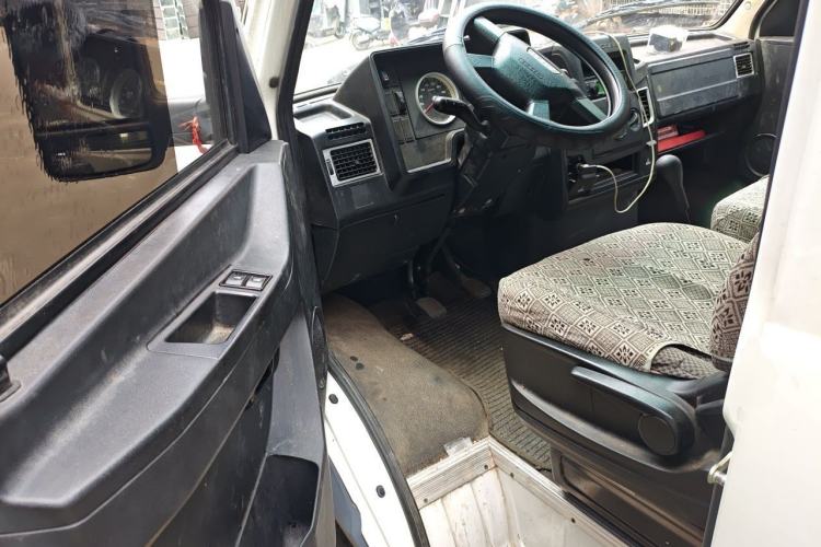 Used Iveco Daily 2020 2.5T A35 Passenger Van Single-Tire Mid-Roof Design 5-9 Seats with Sliding Side Door Meeting China V Emission Standards Driver Seat