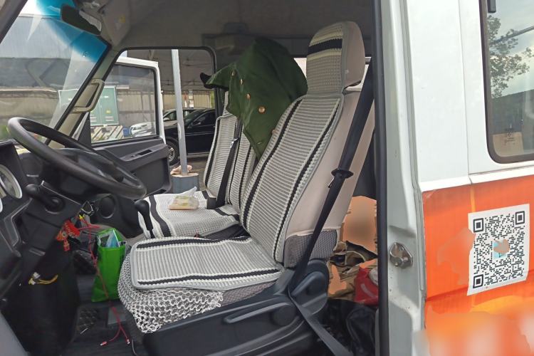 Used Iveco Daily 2020 2.5T A35 Passenger Van with Dual Tires Mid-Roof Design 5-9 Seater Side-Sliding Door Euro VI Standard Driver Seat