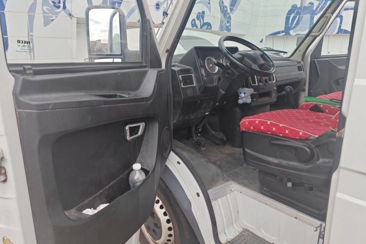 Used Iveco Daily 2020 2.5T A35 Passenger Van Single-Tire Mid-Roof Design 5-9 Seater with Sliding Side Door Meeting China VI Emission Standards Driver Seat