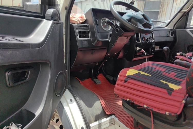 Used Iveco Daily 2020 2.8T V35 Box Truck with Dual Tires Mid-Roof Design 3 Seats Emission Standard China V Driver Seat