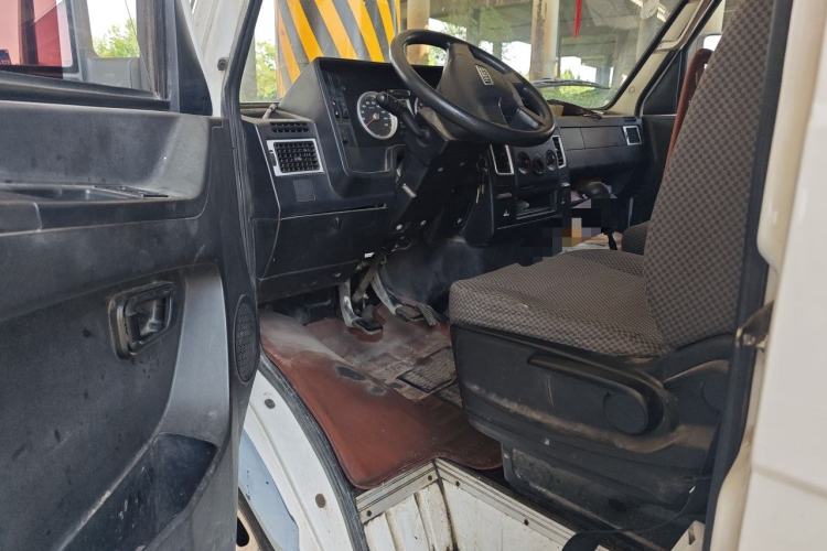 Used Iveco Daily 2020 2.5T A35 Passenger Van with Dual Tires Low Roof 5-9 Seats China V Emission Standard Driver Seat