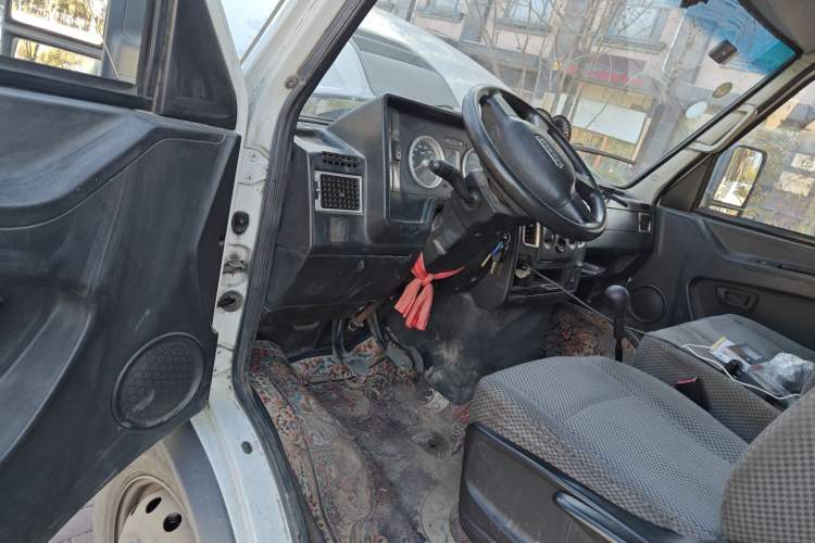 Used Iveco Daily 2020 2.8T V35 Box Truck with Dual Tires Mid-Roof Design 3 Seats Emission Standard China V Driver Seat