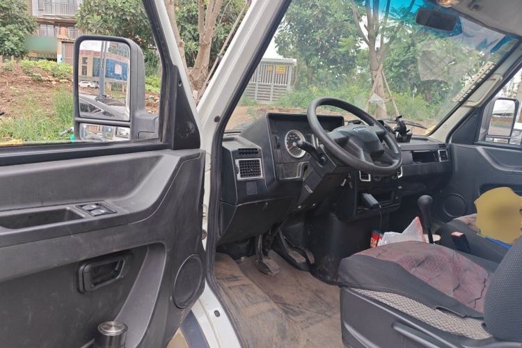 Used Iveco Daily 2020 2.8T V40 Cargo Van with Dual Tires Mid-Roof Design 3 Seats China V Emission Standard Driver Seat