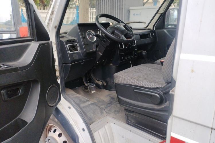 Used Iveco Daily 2020 2.8T V35 Box Truck with Dual Tires V35 Mid-Roof Design 3-Seater and Side-Sliding Door—China-V Standards Driver Seat