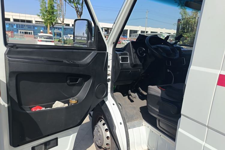 Used Iveco Daily 2020 2.8T V40 Cargo Van with Dual Tires Mid-Roof Design 3 Seats China V Emission Standard Driver Seat