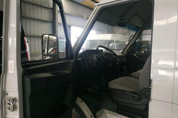 Used Iveco Daily 2020 2.5T A35 Passenger Van Single-Tire Mid-Roof Design 5-9 Seats China V Emission Standard Driver Seat