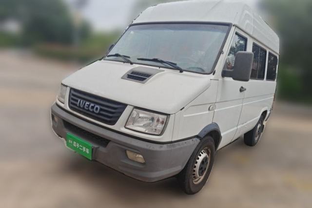 Used Iveco Daily 2020 2.5T A35 Passenger Van Single-Tire Mid-Roof Design 5-9 Seater with Sliding Side Door Meeting China VI Emission Standards