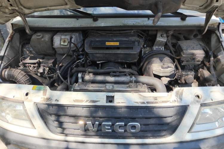 Used Iveco Daily 2020 2.8T V40 Cargo Van with Dual Tires Mid-Roof Design 3 Seats China VI Emission Standard Engine Bay