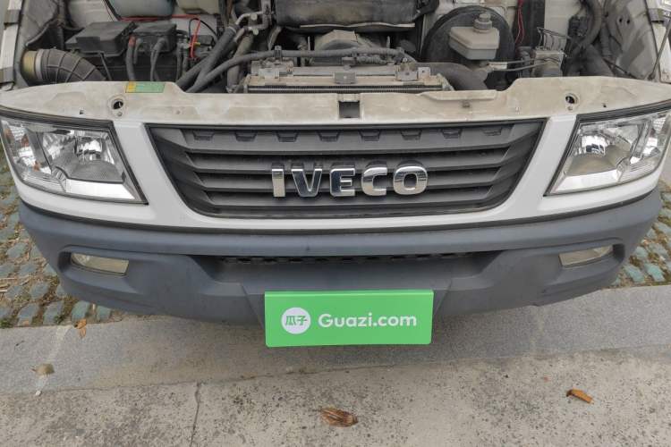 Used Iveco Daily 2020 2.5T A35 Passenger Van with Dual Tires Mid-Roof Design 5-9 Seater China V Emission Standard Engine Bay