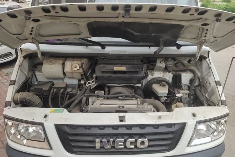 Used Iveco Daily 2020 2.5T A35 Passenger Van Dual Tires Mid-Roof Design 5-9 Seats China VI Standard Engine Bay