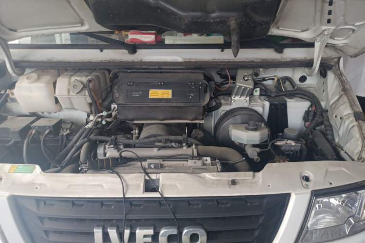Used Iveco Daily 2020 2.5T A40 Passenger Van Dual Tires Mid-Roof Design 5-9 Seats China VI Emission Standard Engine Bay